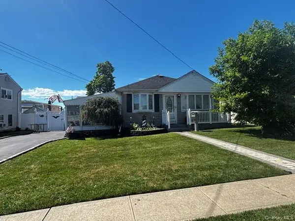 45 W Clearwater Road, Lindenhurst, NY 11757