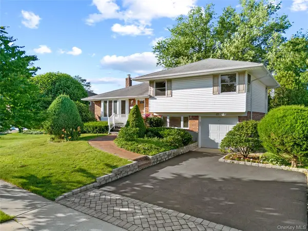 17 Wren Drive, Woodbury, NY 11797