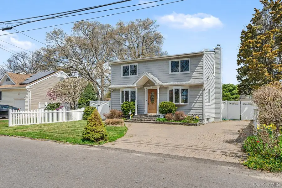 408 N Broome Avenue, Lindenhurst, NY 11757 - #2