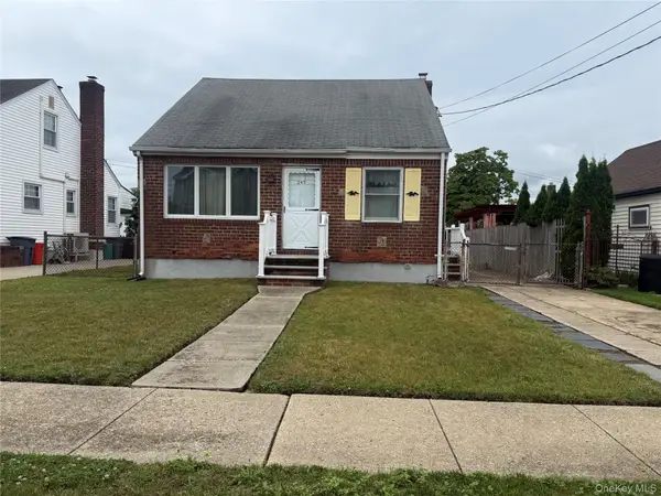 243 Pershing Parkway, Mineola, NY 11501