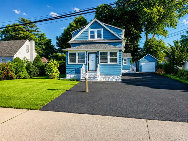 26 Flanders Place, West Babylon, NY 11704