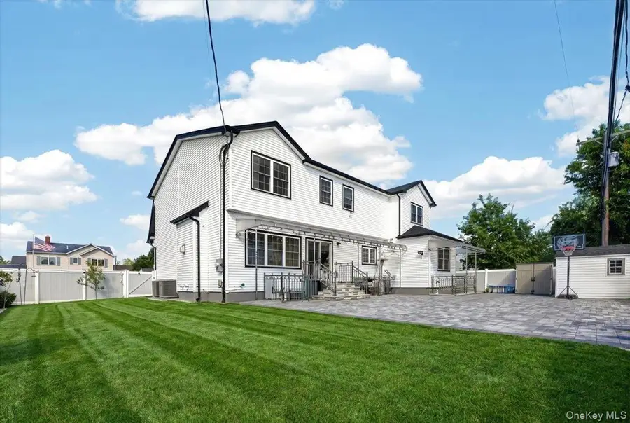 84 W Choir Lane, Westbury, NY 11590 - #2