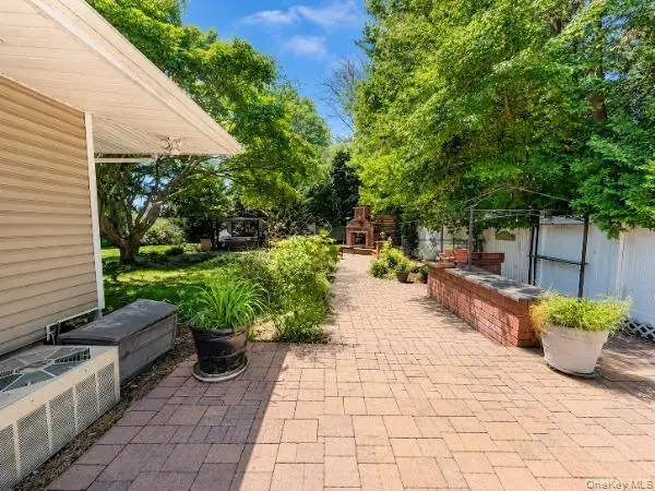 21 Kevin Road, Commack, NY 11725 - #3