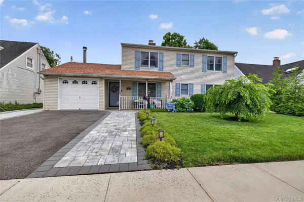 26 Saddler Lane, Levittown, NY 11756