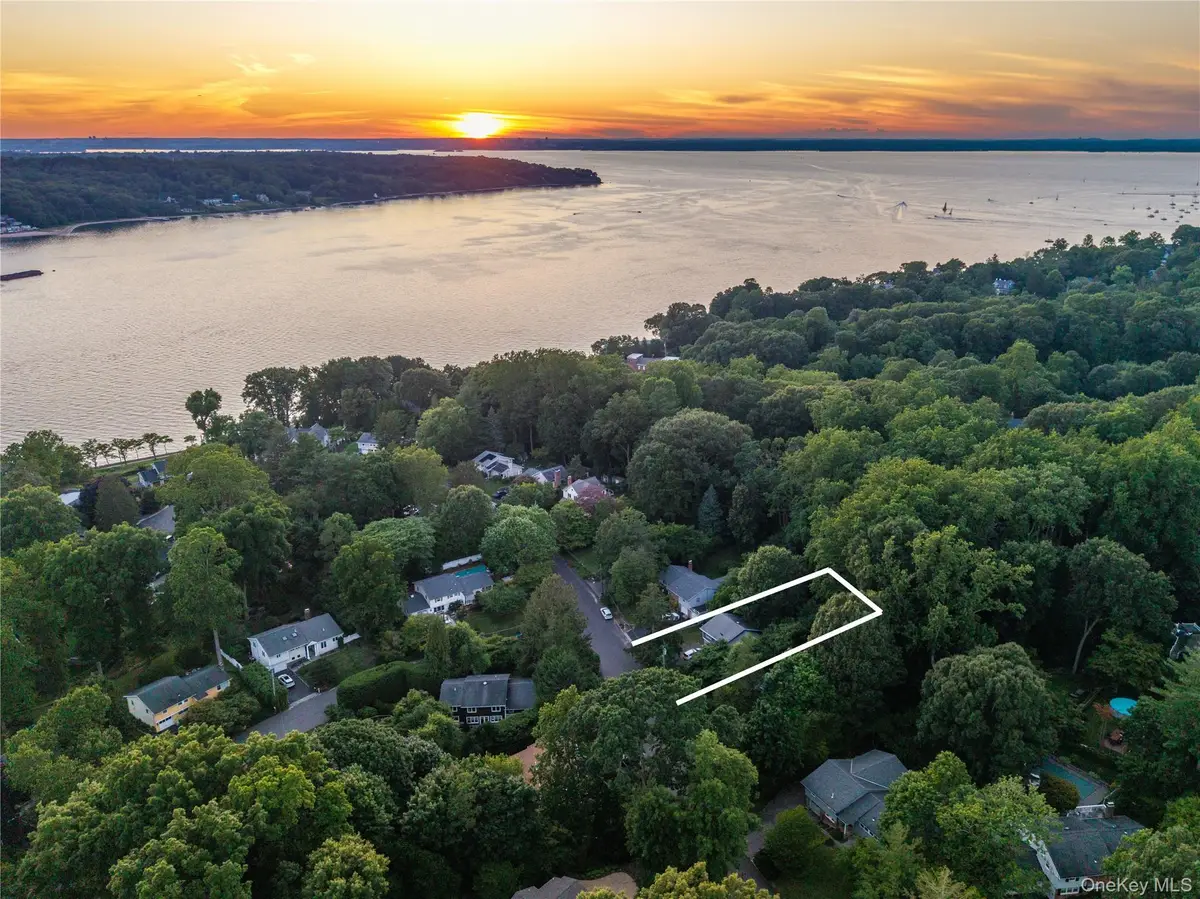 21 Woodridge Lane, Sea Cliff, NY 11579 - #1