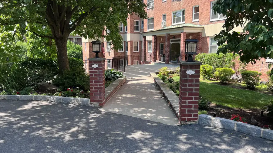 290 Collins Avenue #8E, Fleetwood, NY 10552 - #2