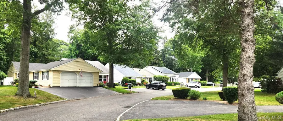 9 Freedom Lane, Coram, NY 11727 - #3