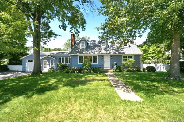 7 Vine Street, Bayville, NY 11709