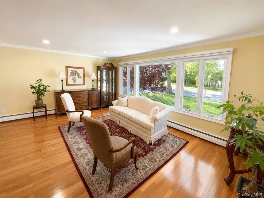377 Old Courthouse Road, Manhasset Hills, NY 11040 - #3