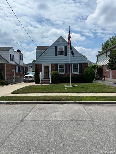 655 2nd Place S, Garden City, NY 11530