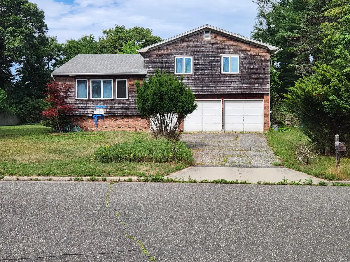 10 Starling Court, Coram, NY 11727 - #1