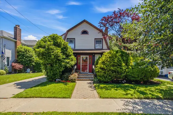 33 Rogers Place, Floral Park, NY 11001