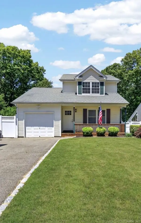 29 Beech Avenue, Farmingville, NY 11738