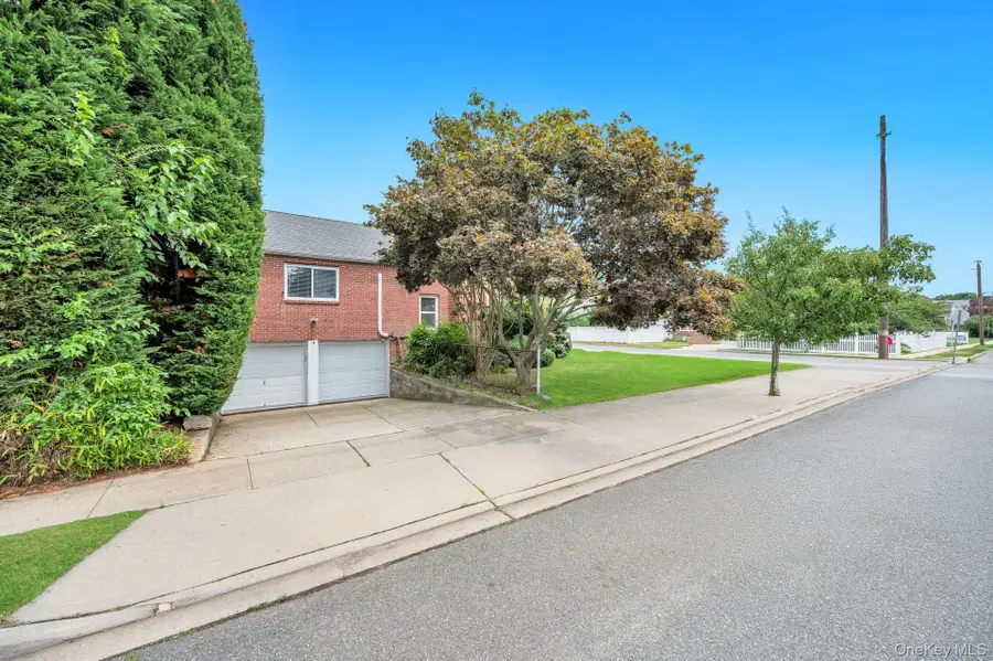 52 Yorktown Street, Rockville Centre, NY 11570 - #3
