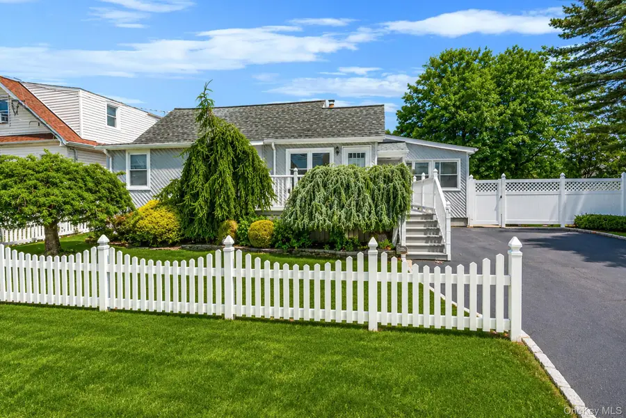 426 N 4th Street, Lindenhurst, NY 11757 - #3