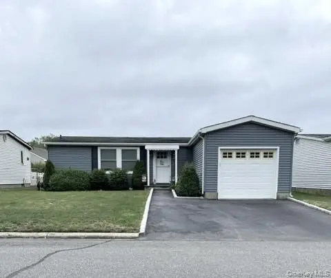 35 Village Circle S, Manorville, NY 11949