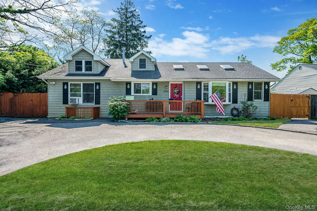1096 Manor Lane, Bay Shore, NY 11706 - #1