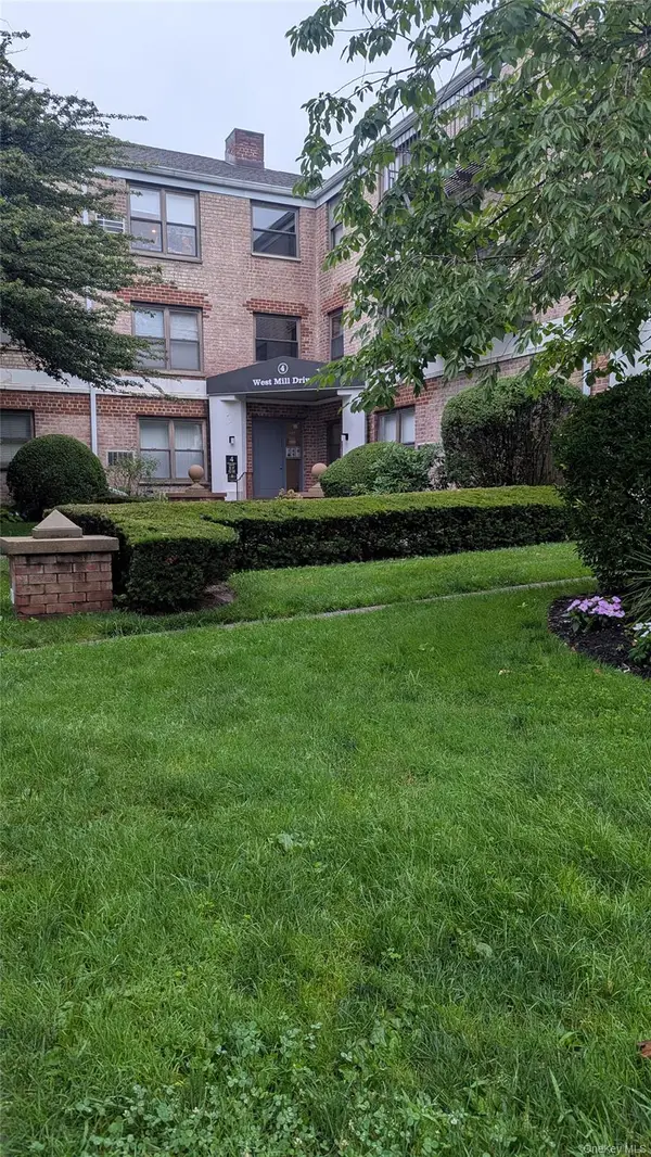4 West Mill Drive #2F, Great Neck, NY 11021