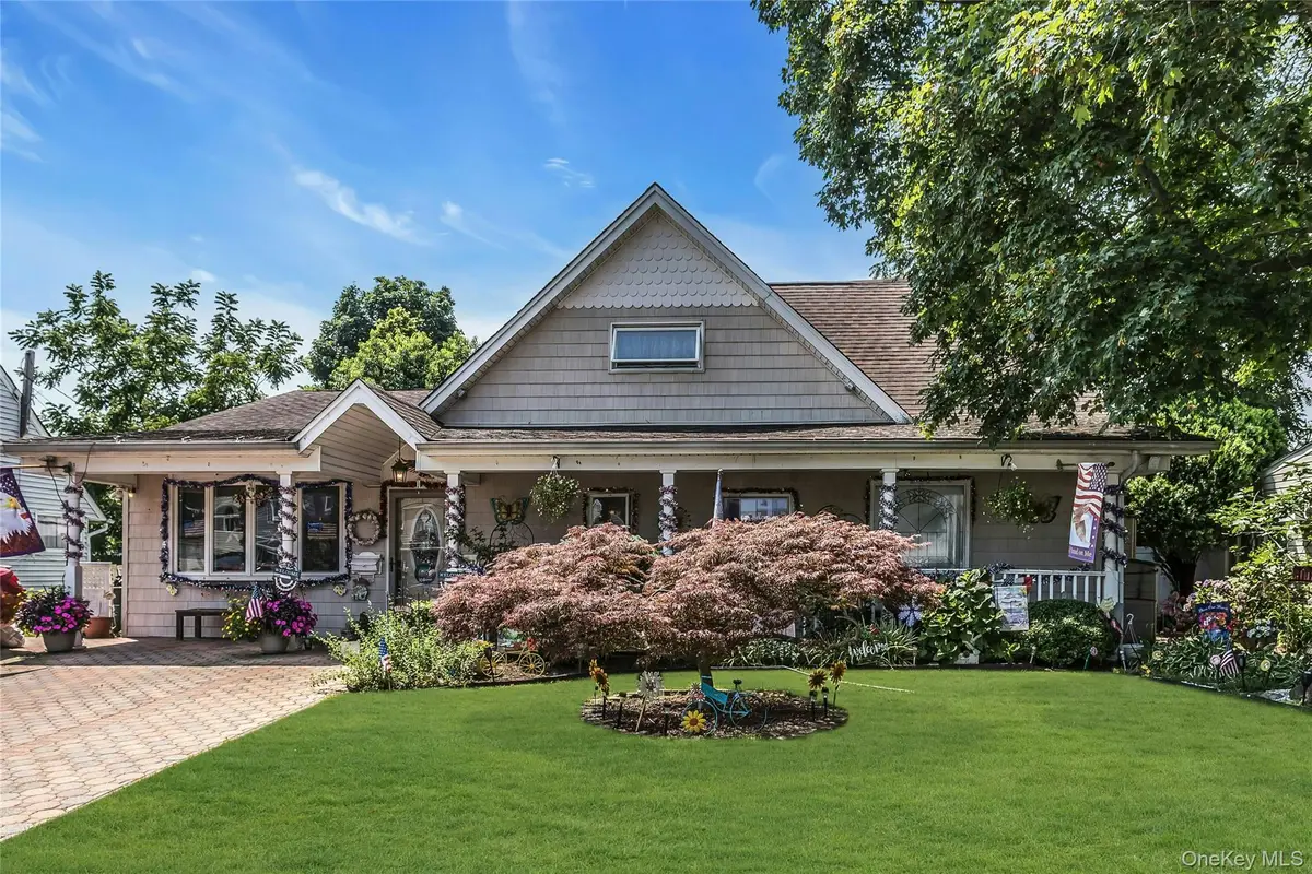 18 Hedge Lane, Westbury, NY 11590 - #1