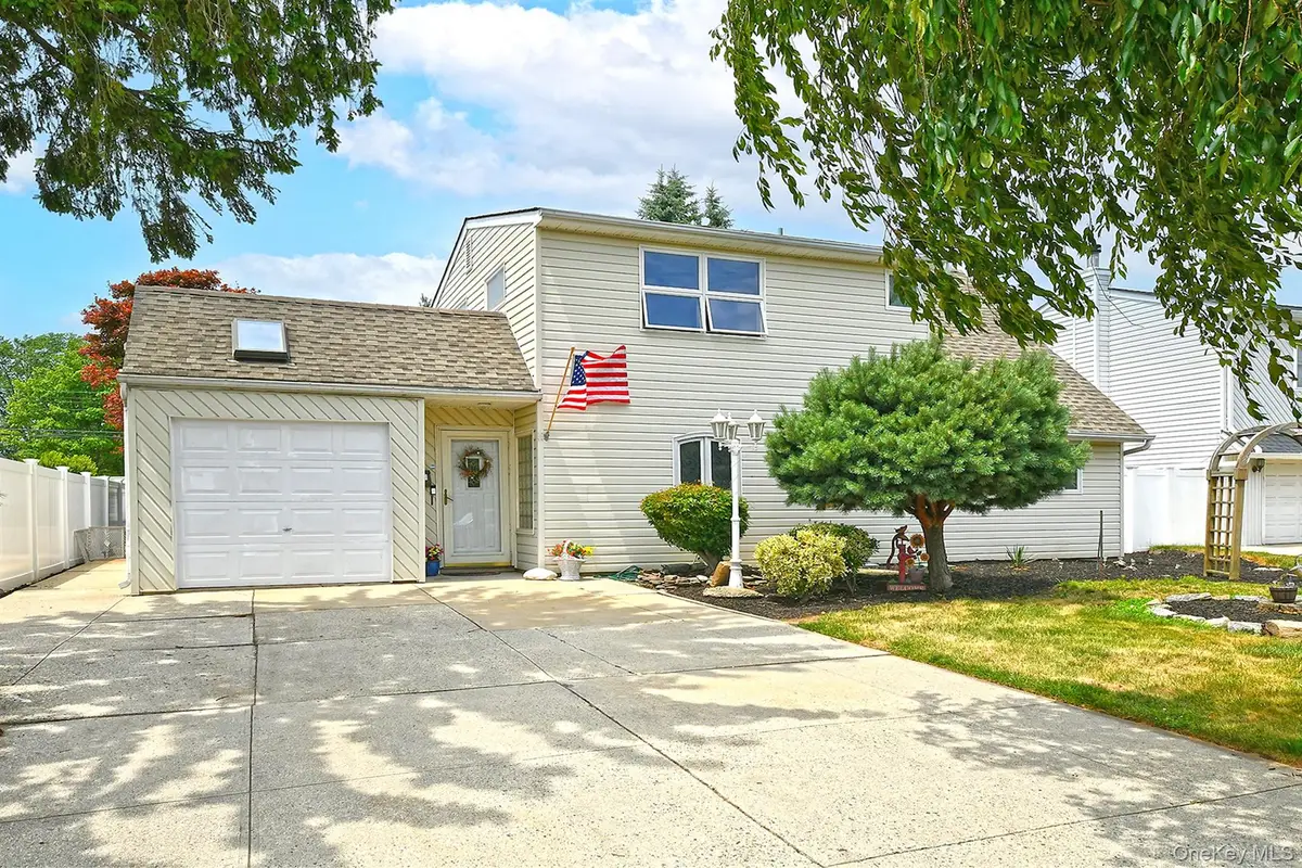 18 Wheelbarrow Lane, Wantagh, NY 11793 - #1