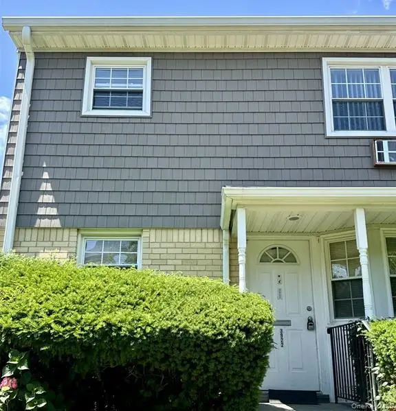 3922 Wilshire Lane #H, Oakdale, NY 11796