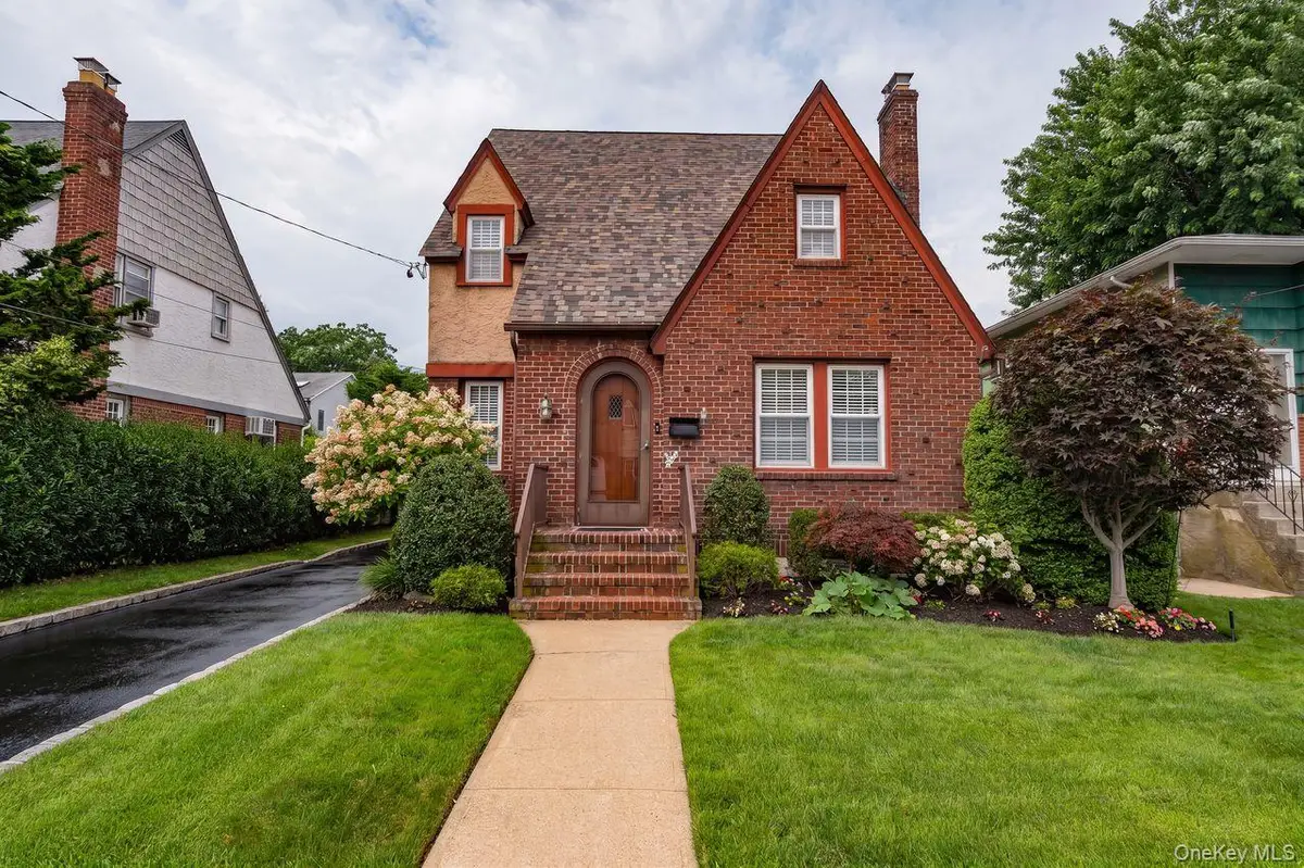6 Troy Place, Merrick, NY 11566 - #1