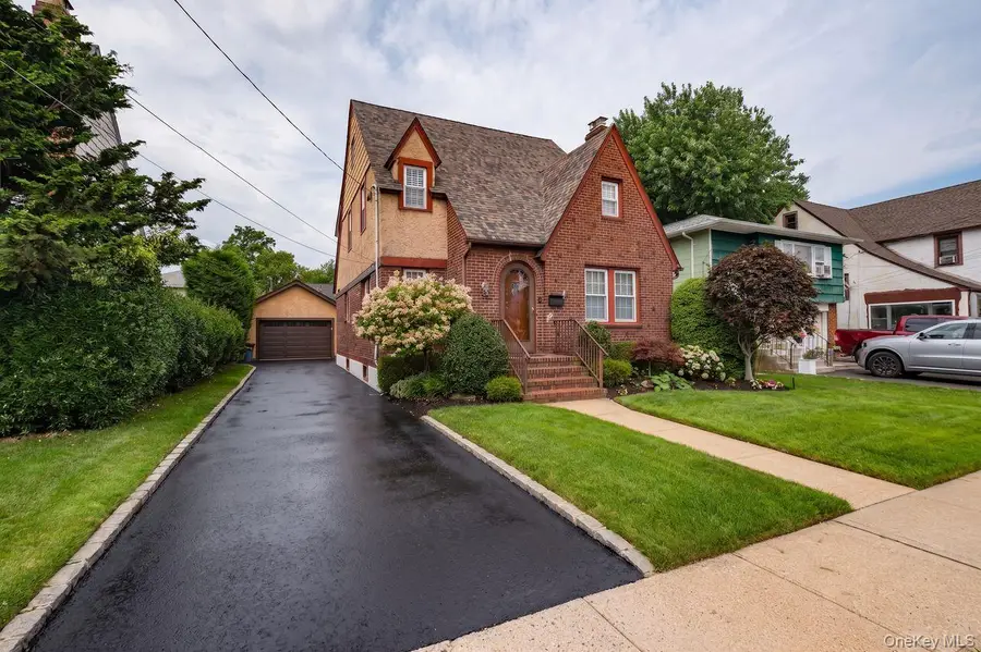 6 Troy Place, Merrick, NY 11566 - #2