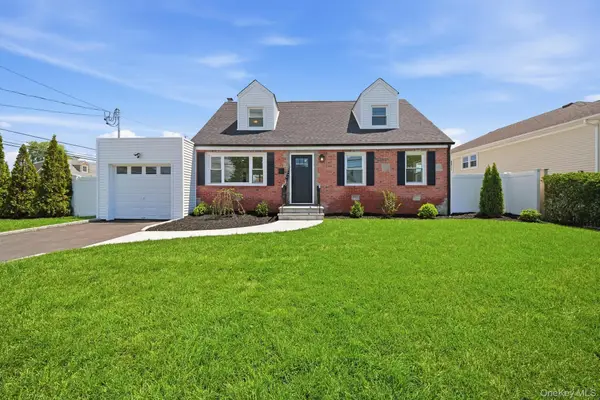 91 Doges Prom, Lindenhurst, NY 11757
