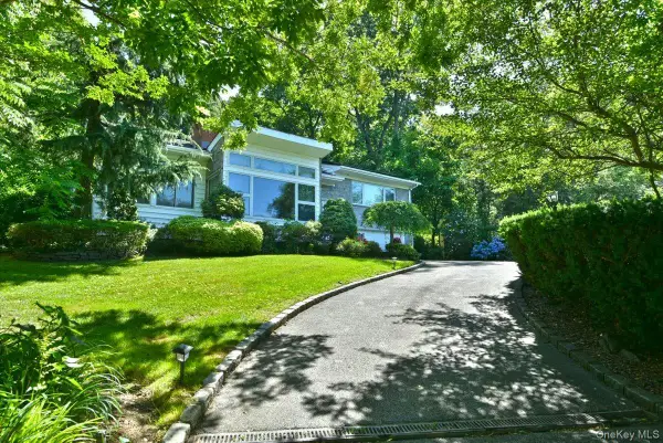 13 Vista Drive, Great Neck, NY 11021