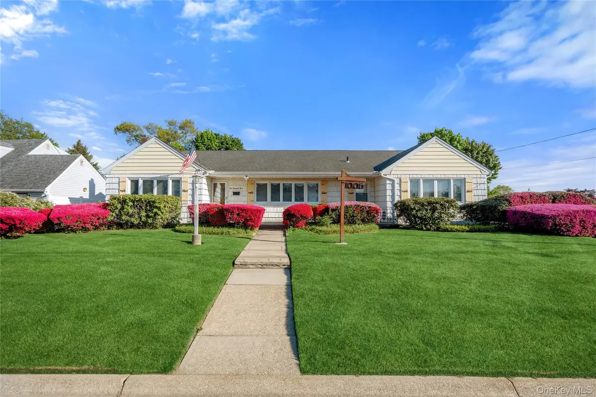 1005 3rd Street, West Babylon, NY 11704 - #1