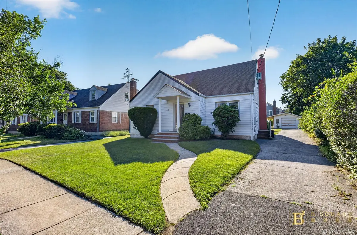 5 Surrey Lane, New Hyde Park, NY 11040 - #1