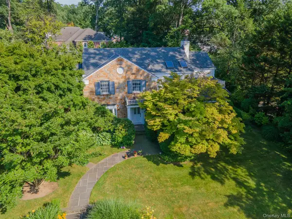 2 W Woods Road, Great Neck, NY 11020