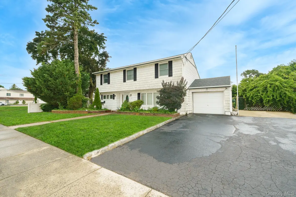 195 N Albany Avenue, Massapequa, NY 11758 - #1