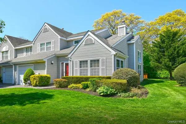 26 Mystic Circle #26, Bay Shore, NY 11706