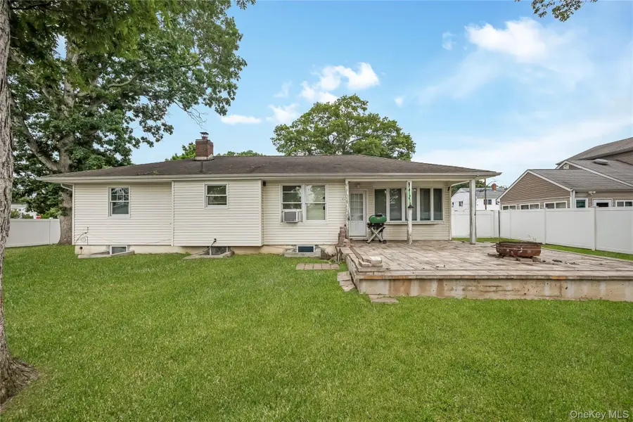 516 Shade Street, North Babylon, NY 11703 - #3