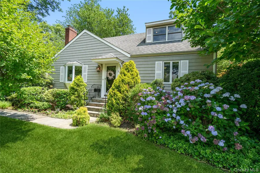 21 Circle Drive, Glen Cove, NY 11542 - #2