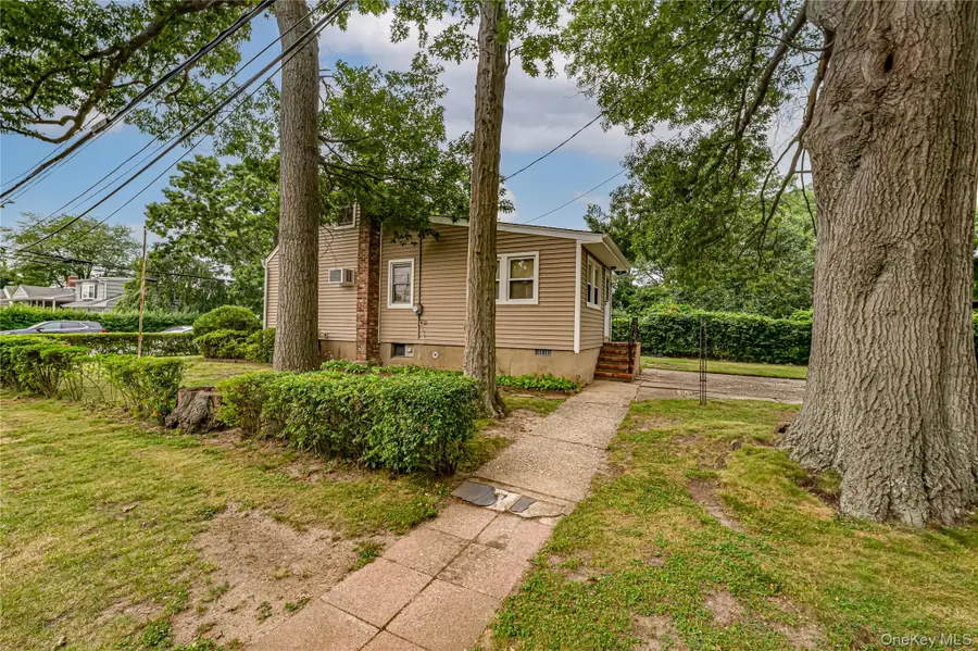 380 W Gates Avenue, Lindenhurst, NY 11757 - #3