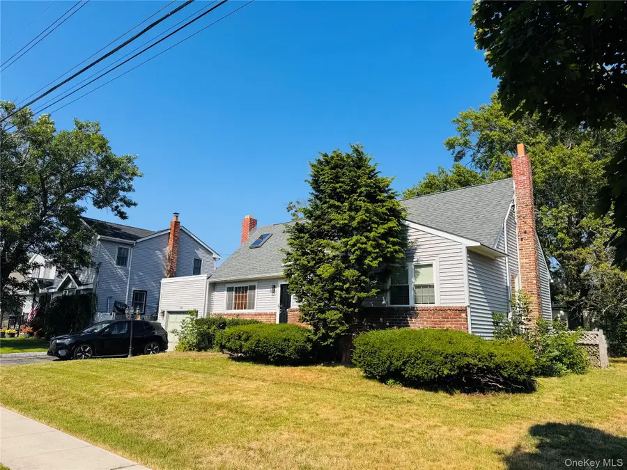 561 Center Dyre Avenue, West Islip, NY 11795 - #3