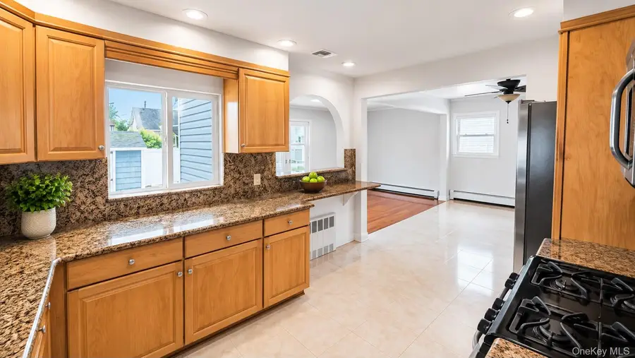51 E Hollywood Avenue, Lindenhurst, NY 11757 - #3
