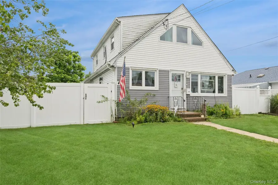231 E Hampton Road, Lindenhurst, NY 11757 - #2