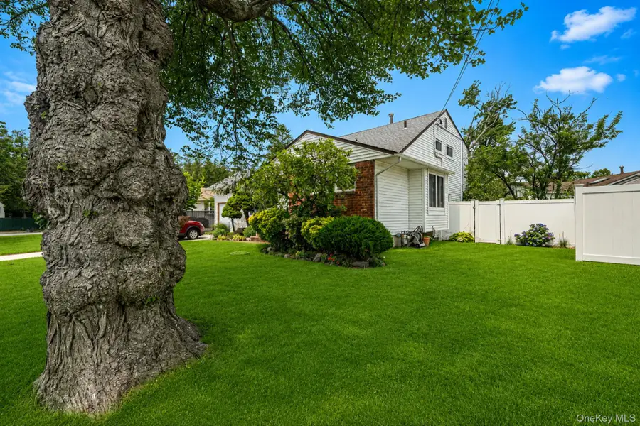 27 Ventura Drive, North Babylon, NY 11703 - #3