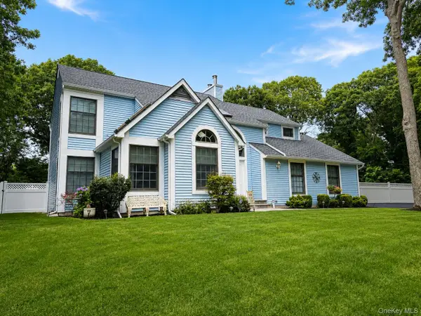 3 Woodhollow Court, Medford, NY 11763