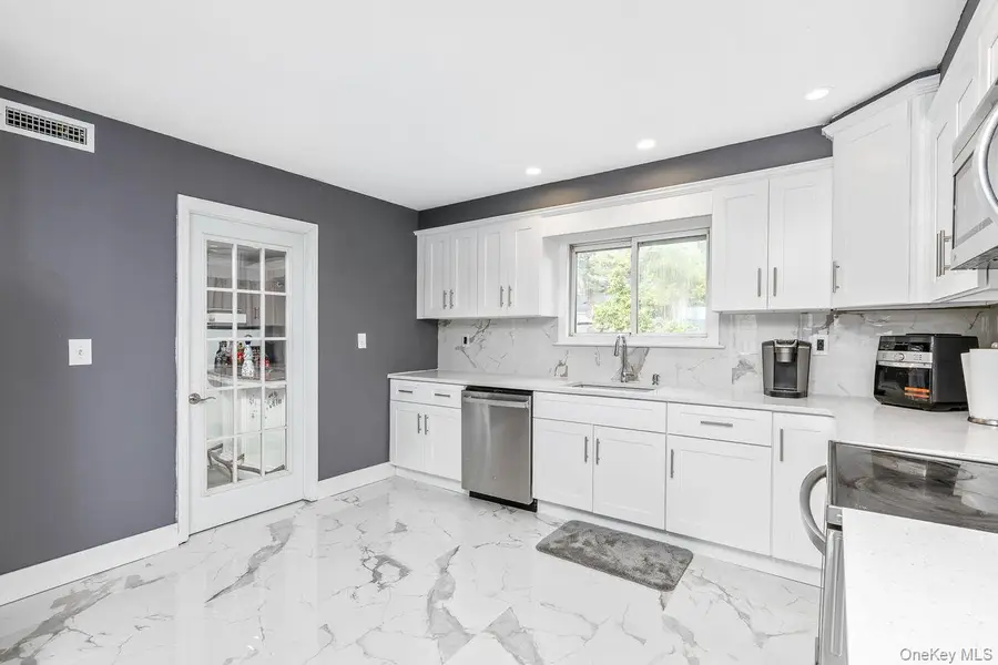 299 Mount Vernon Avenue, Medford, NY 11763 - #3