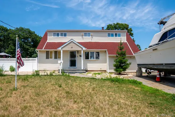 27 W Lakeland Street, Bay Shore, NY 11706