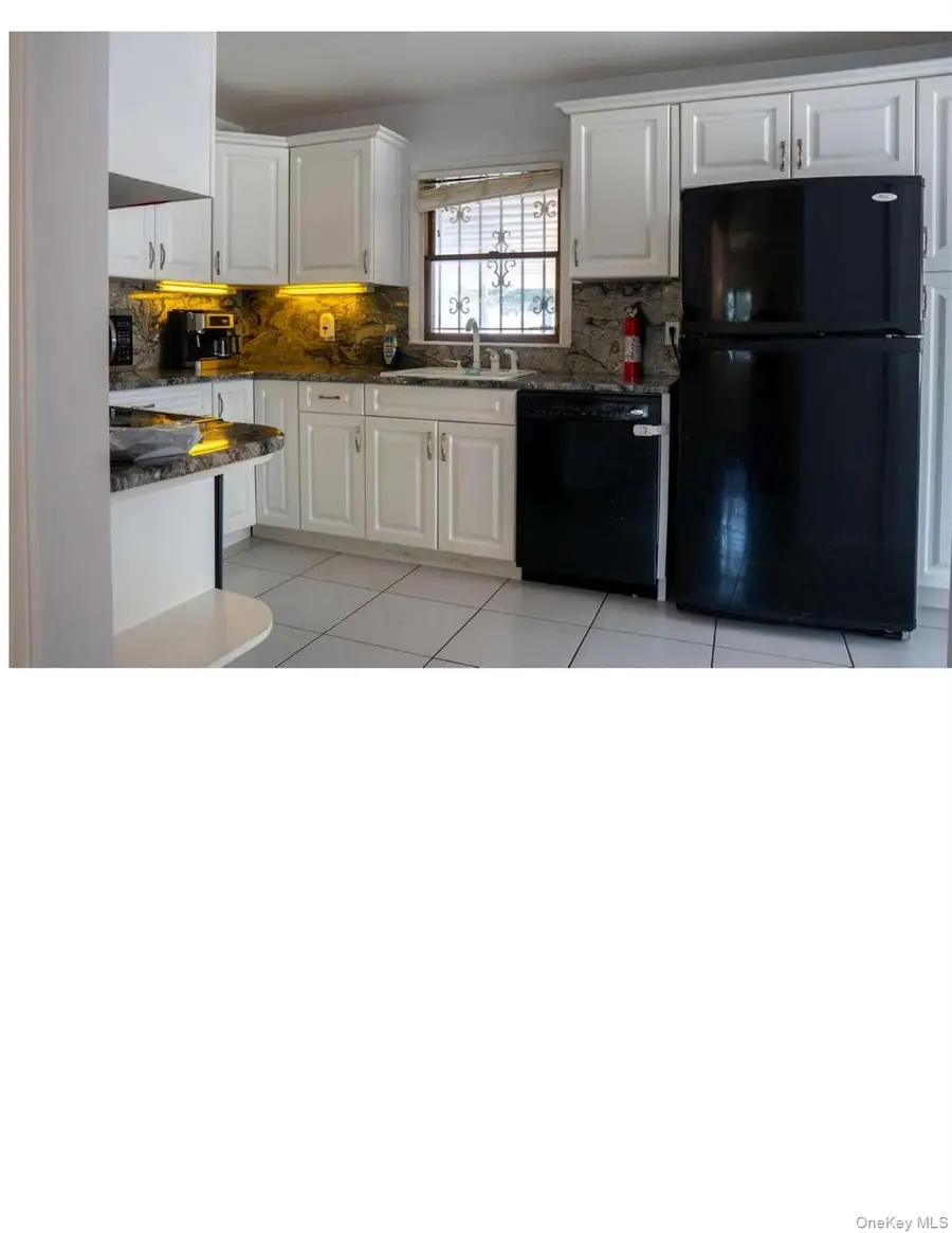 27 W Lakeland Street, Bay Shore, NY 11706 - #3