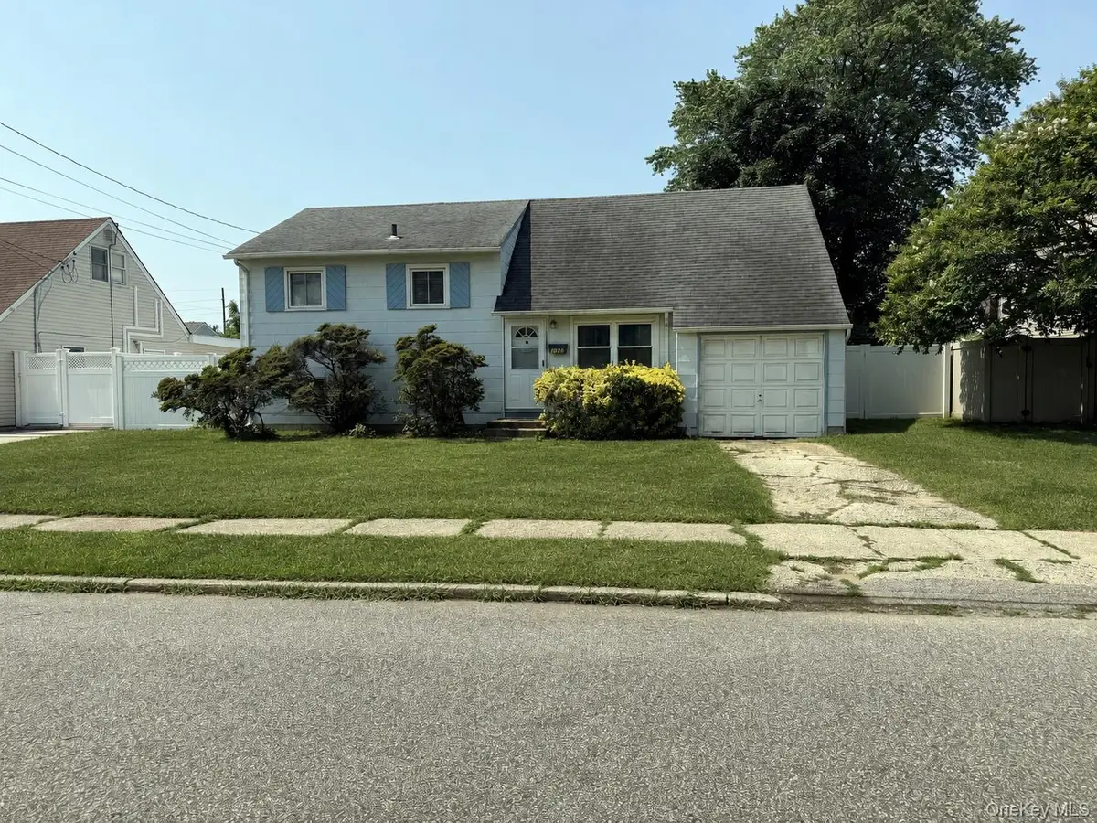 1020 N Niagara Avenue, Lindenhurst, NY 11757 - #1