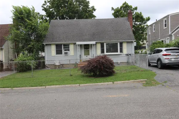42 5th Avenue S, Huntington Station, NY 11746