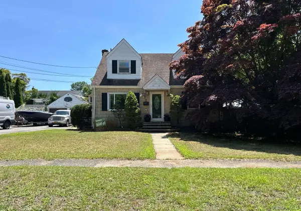 24 Gates Street, Greenlawn, NY 11740