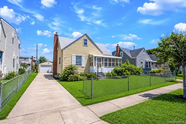 218 Venetian Boulevard, Lindenhurst, NY 11757