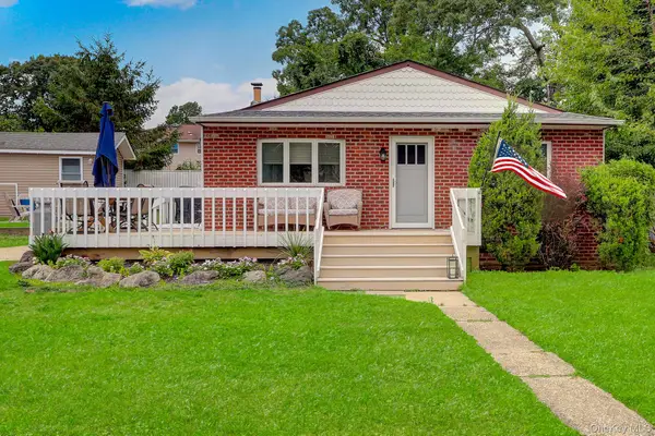 629 East Drive, Lindenhurst, NY 11757